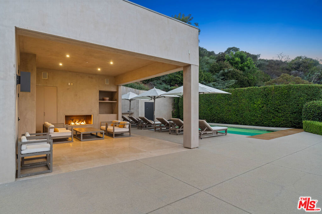 13449 Mulholland Drive Property Photo 48