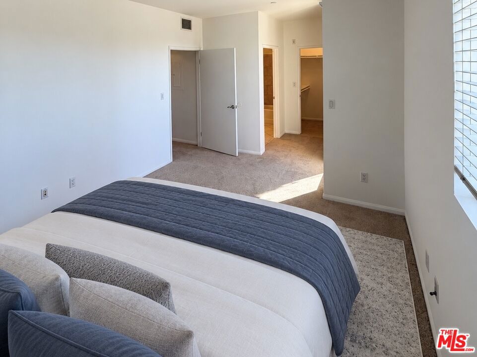 13941 Sherman Way 208 Property Photo 11