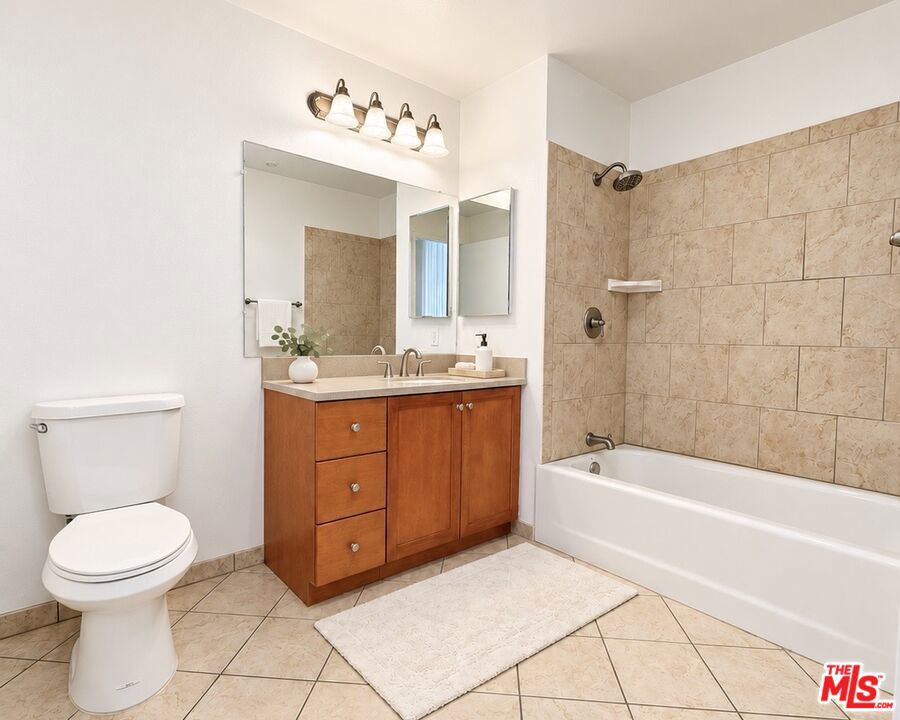 13941 Sherman Way 208 Property Photo 13