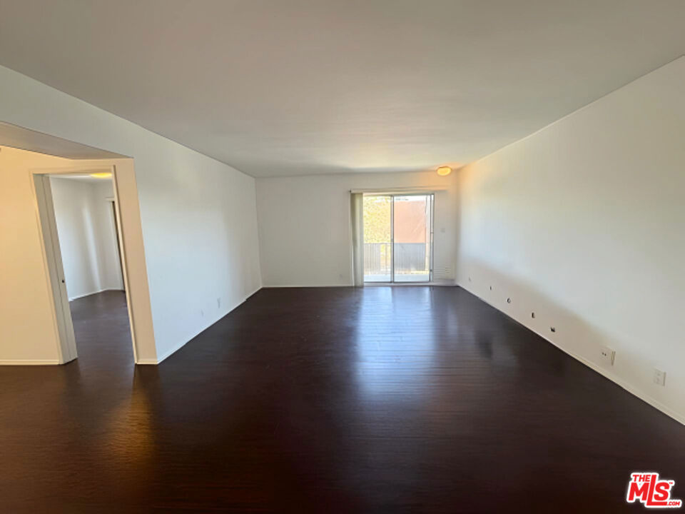 1541 N Laurel Avenue 207 Property Photo 2