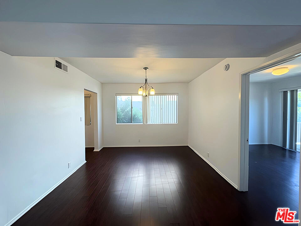 1541 N Laurel Avenue 207 Property Photo 4