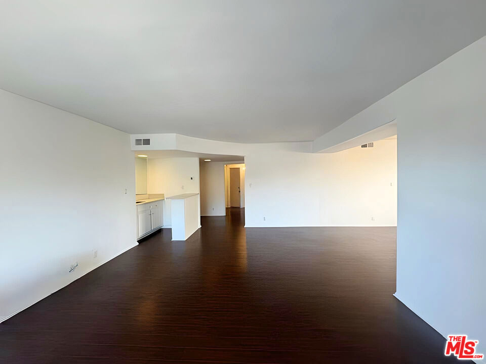 1541 N Laurel Avenue 207 Property Photo 5
