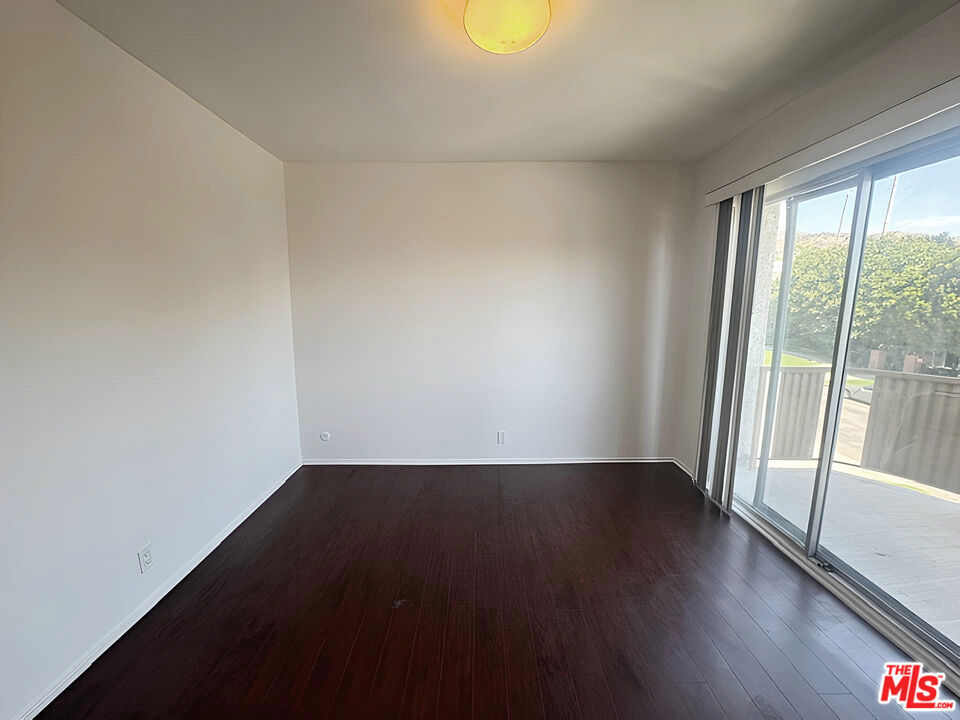 1541 N Laurel Avenue 207 Property Photo 6