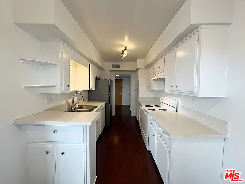 1541 N Laurel Avenue 207 Property Photo 8