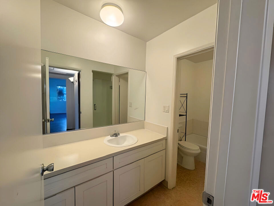 1541 N Laurel Avenue 207 Property Photo 17