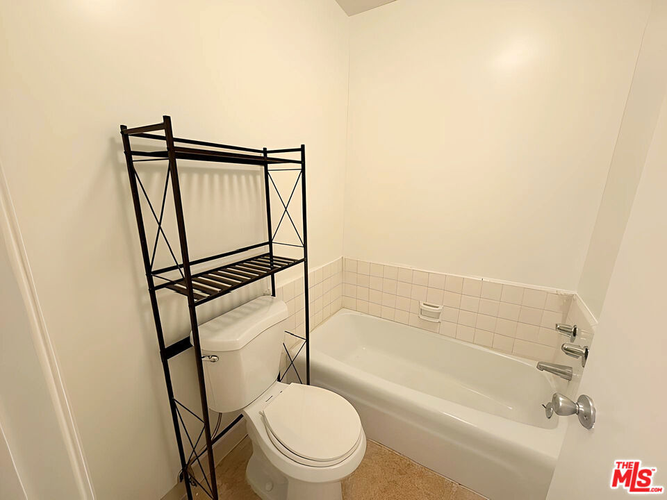 1541 N Laurel Avenue 207 Property Photo 19