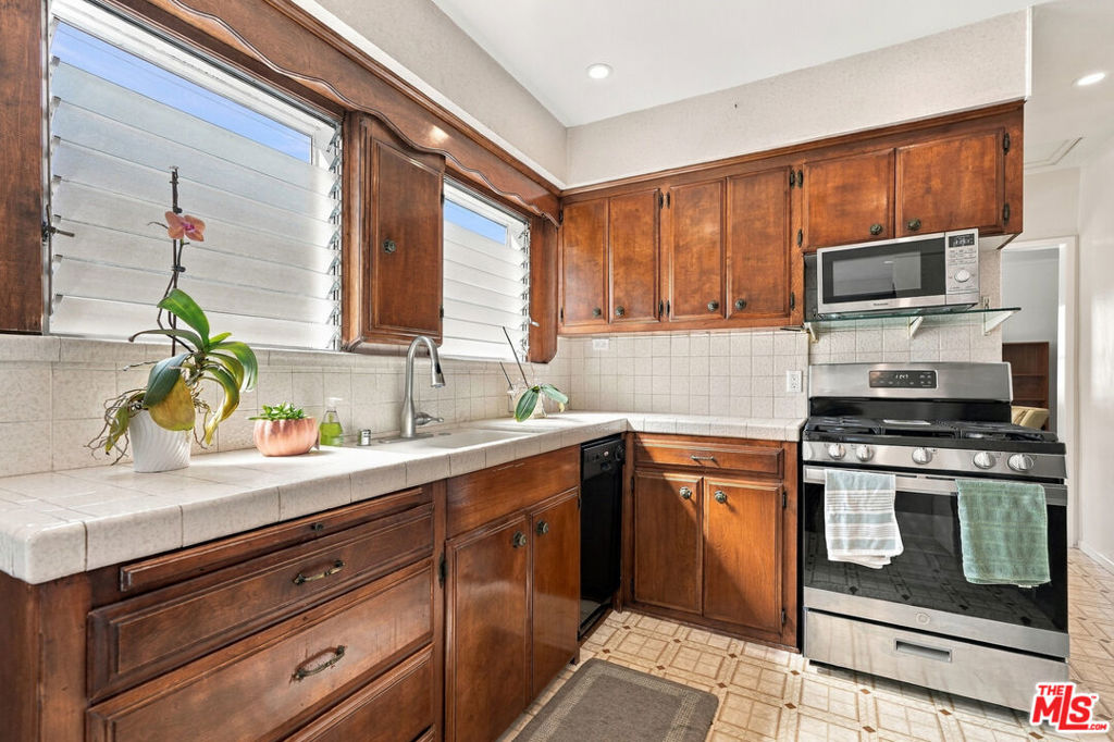343 N Bronson Avenue Property Photo 15