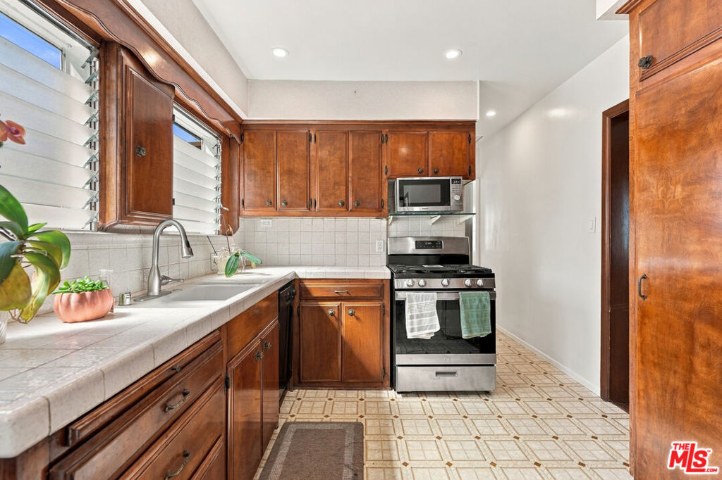 343 N Bronson Avenue Property Photo 16