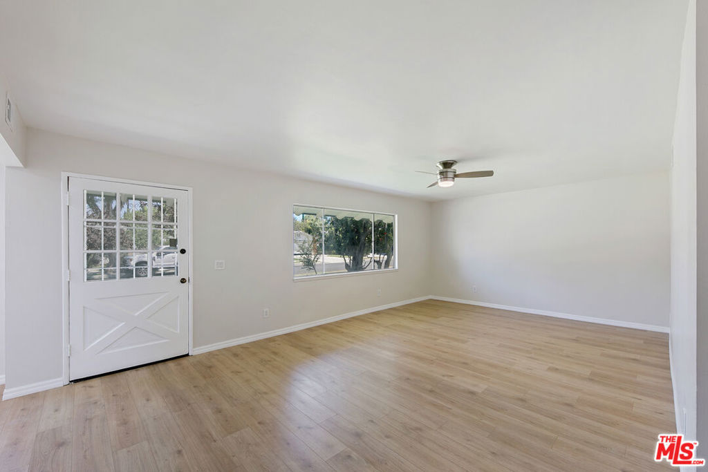 22848 Cohasset Street Property Photo 4