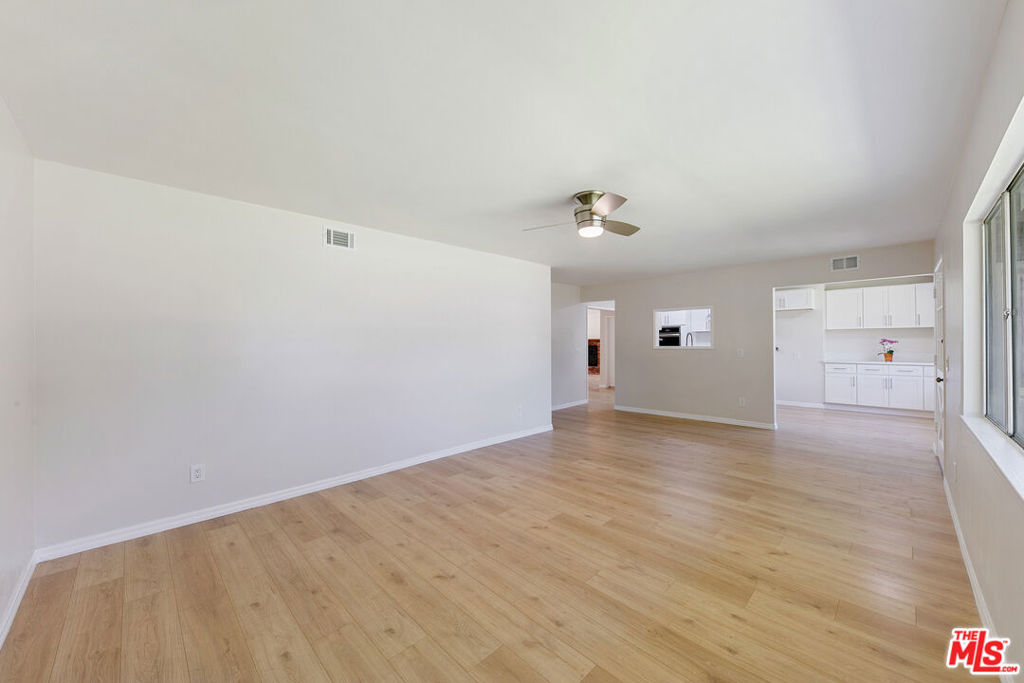 22848 Cohasset Street Property Photo 6