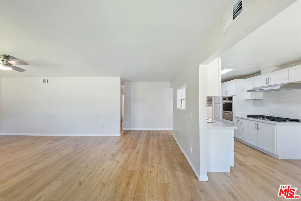 22848 Cohasset Street Property Photo 7