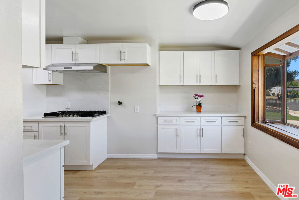 22848 Cohasset Street Property Photo 9