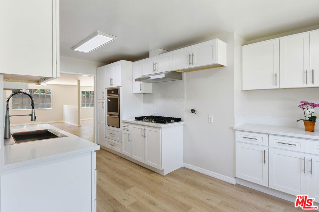 22848 Cohasset Street Property Photo 10