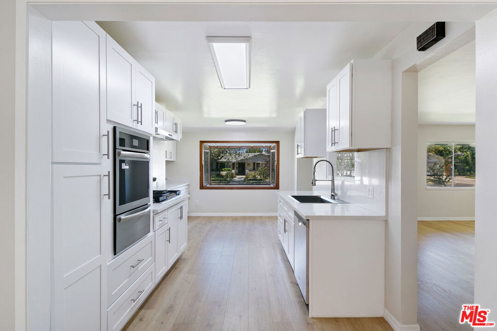 22848 Cohasset Street Property Photo 11