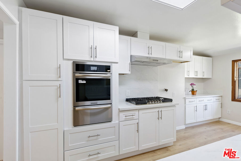 22848 Cohasset Street Property Photo 12