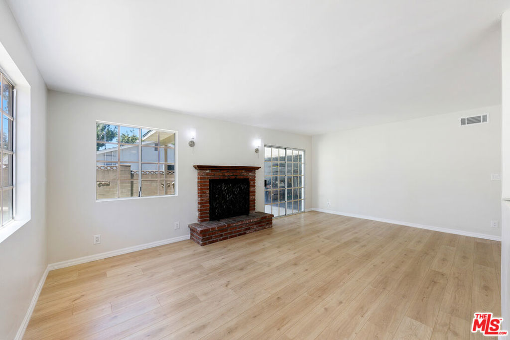 22848 Cohasset Street Property Photo 18