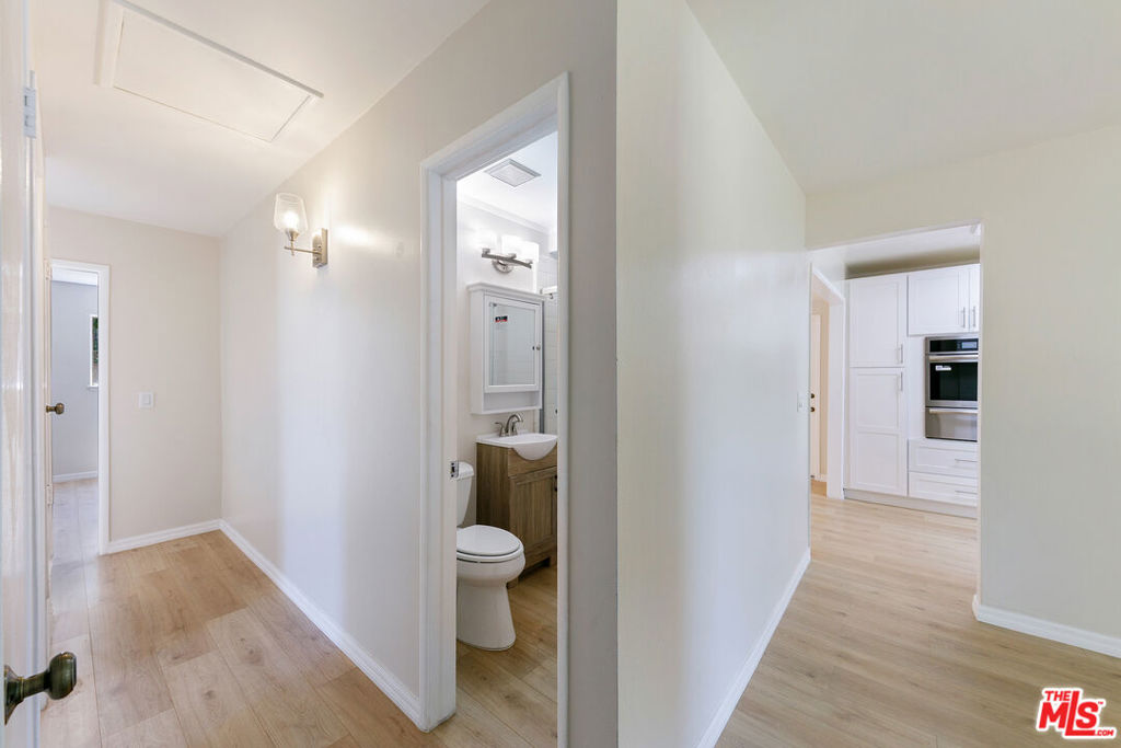 22848 Cohasset Street Property Photo 20
