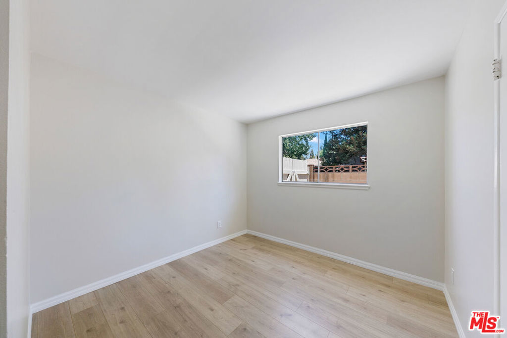 22848 Cohasset Street Property Photo 25