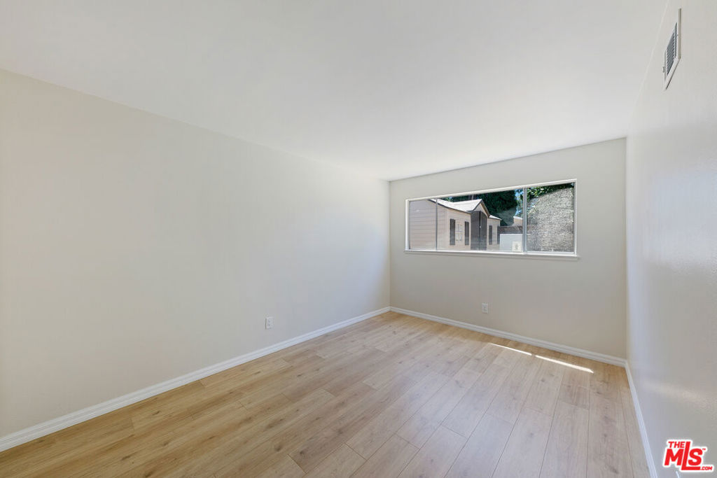 22848 Cohasset Street Property Photo 26