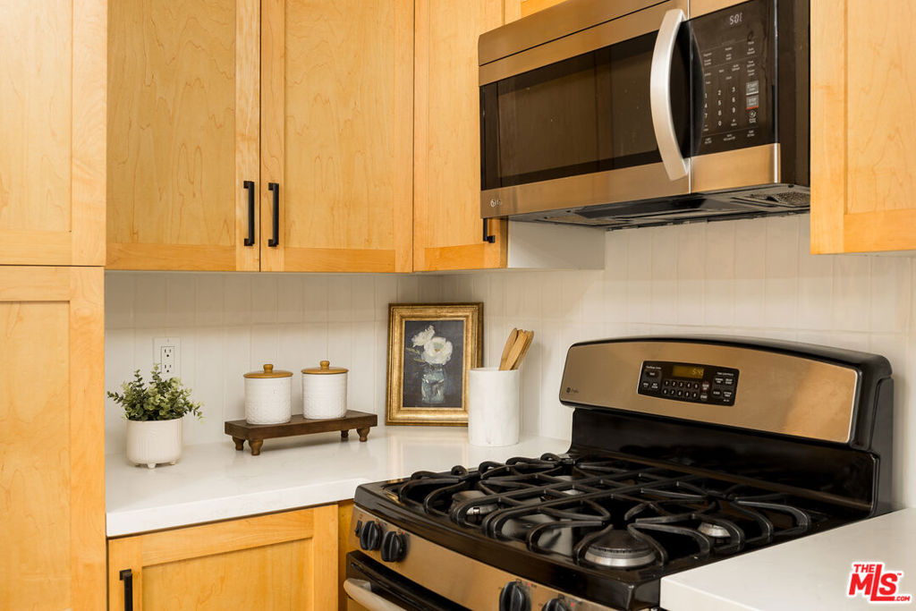 1098 Everett Place Property Photo 14