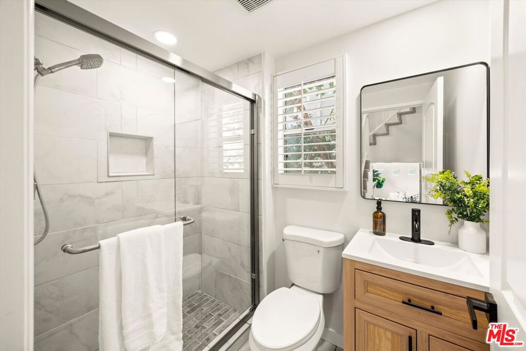 1098 Everett Place Property Photo 21