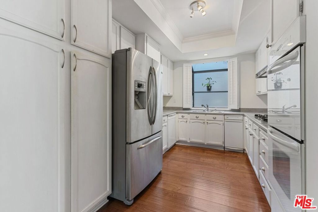 2031 S Bentley Avenue 107 Property Photo 4