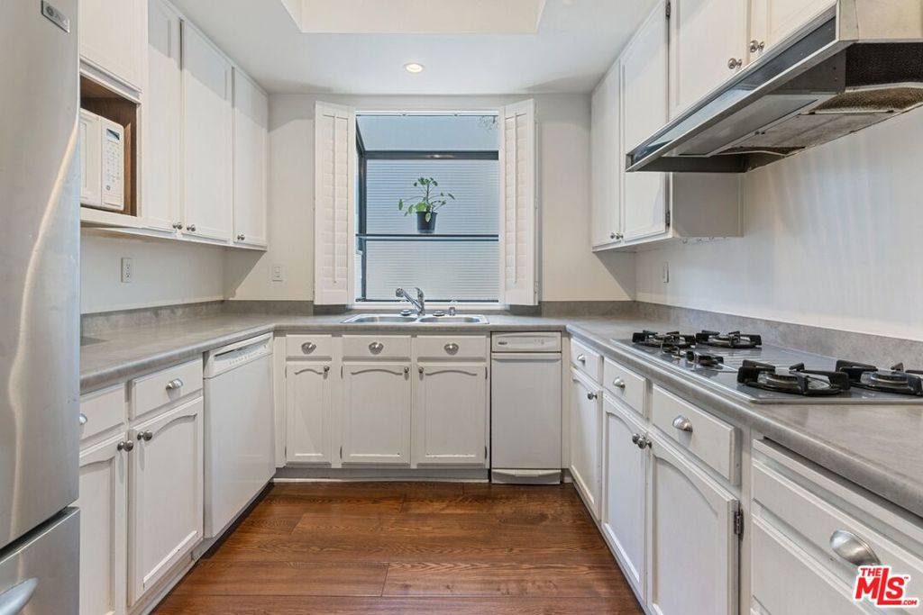2031 S Bentley Avenue 107 Property Photo 5