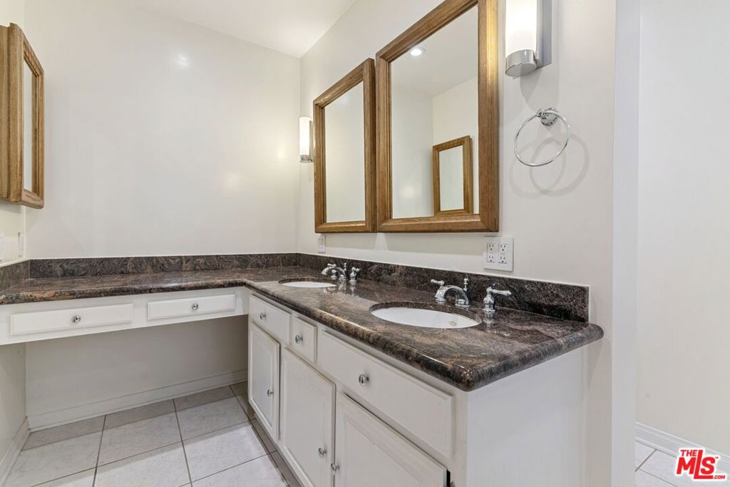 2031 S Bentley Avenue 107 Property Photo 9