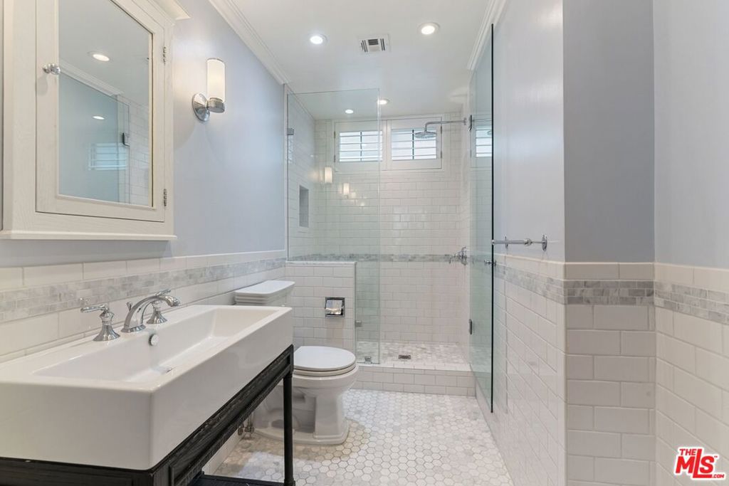 2031 S Bentley Avenue 107 Property Photo 12