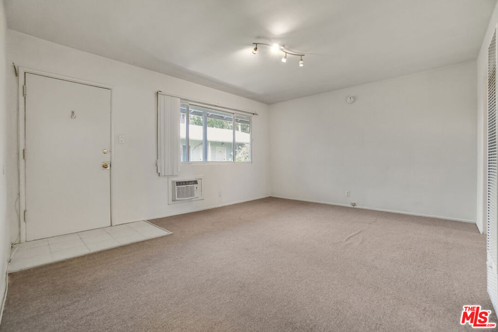 6705 De Longpre Avenue Property Photo 6
