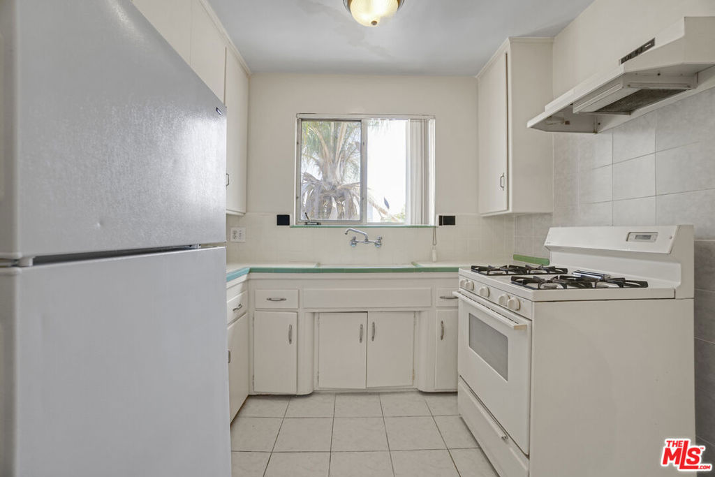 6705 De Longpre Avenue Property Photo 8