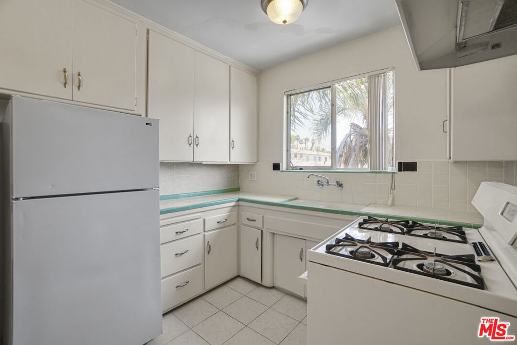 6705 De Longpre Avenue Property Photo 9