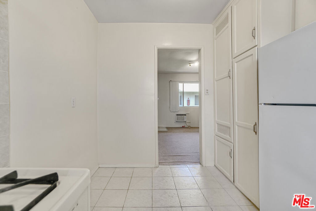 6705 De Longpre Avenue Property Photo 10