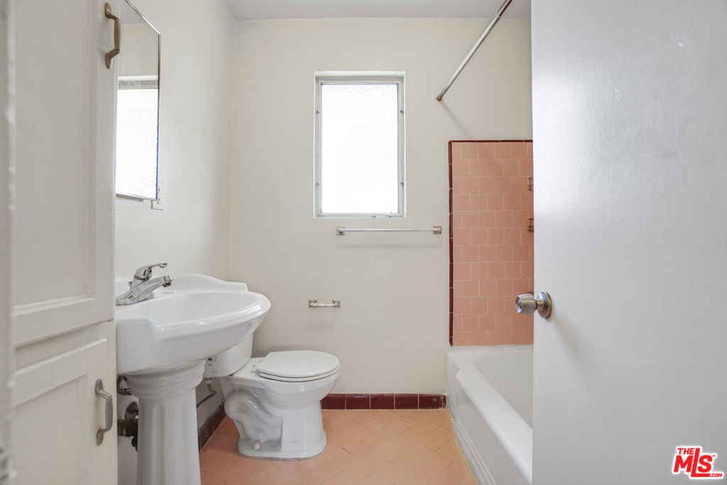 6705 De Longpre Avenue Property Photo 12