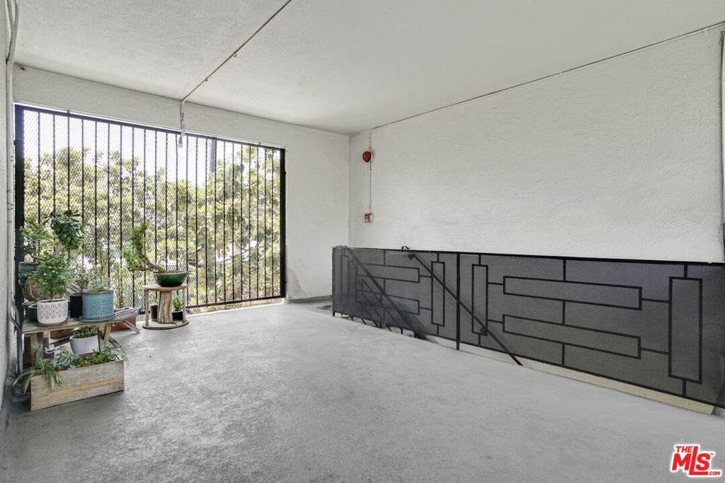 6705 De Longpre Avenue Property Photo 13