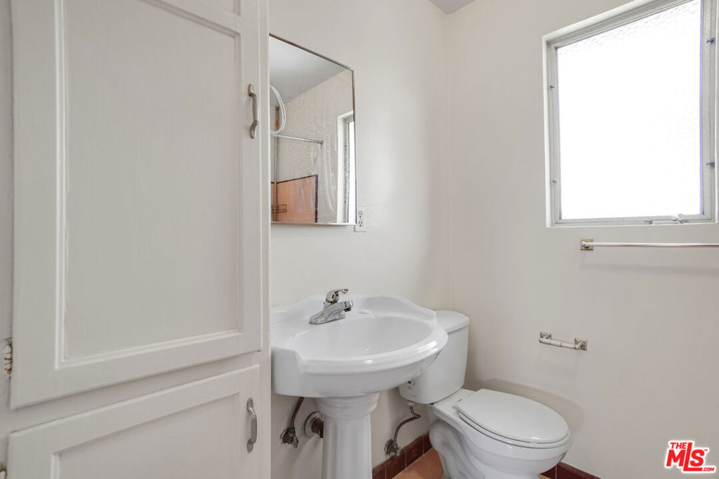 6705 De Longpre Avenue Property Photo 15