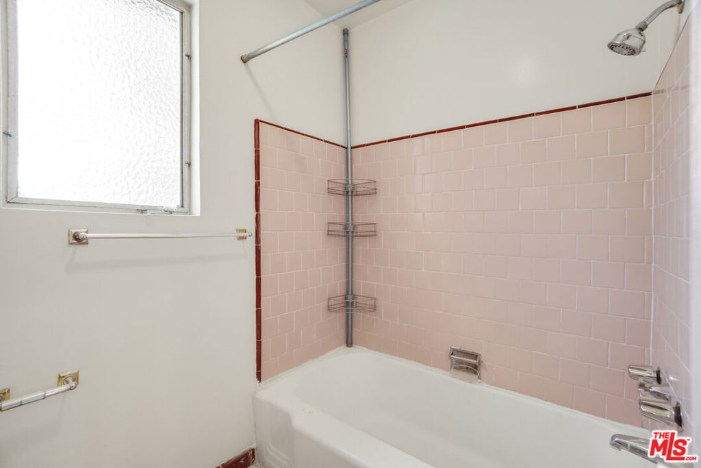6705 De Longpre Avenue Property Photo 16