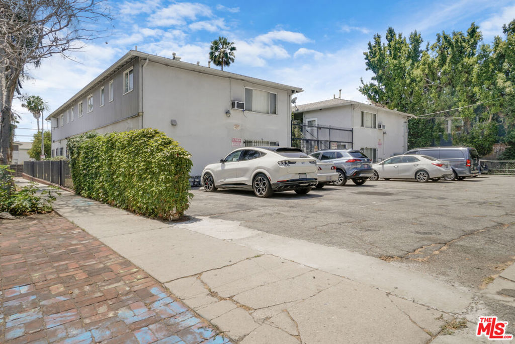 6705 De Longpre Avenue Property Photo 24