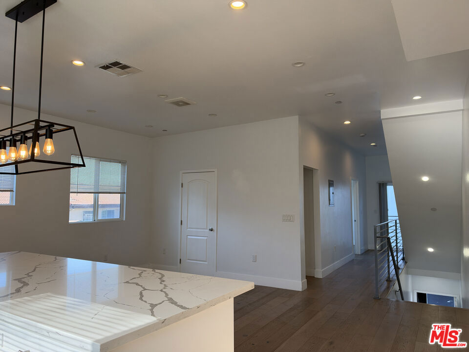 238 N Park View Property Photo 5