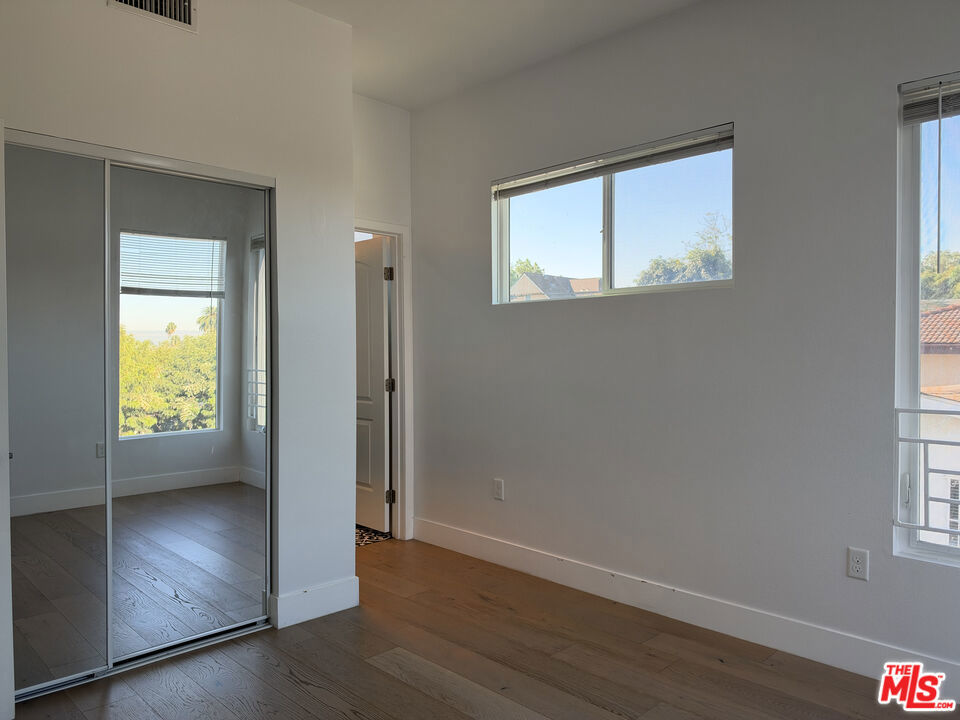 238 N Park View Property Photo 9