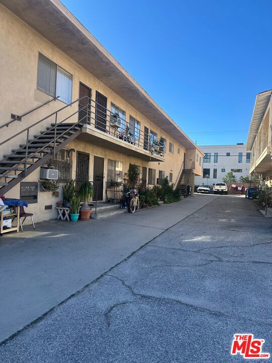 1329 S Hoover Street Property Photo 7