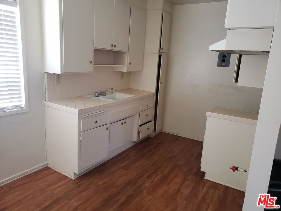 1329 S Hoover Street Property Photo 8