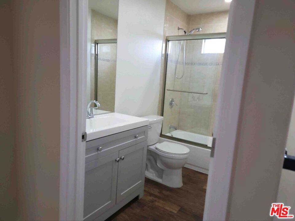 1334 W 62 Property Photo 4