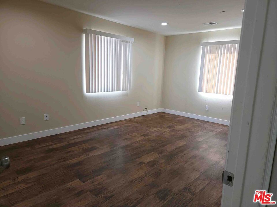 1334 W 62 Property Photo 10
