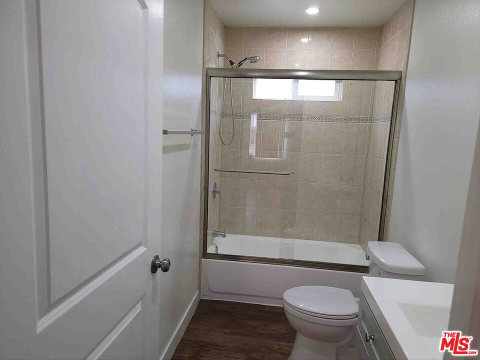 1334 W 62 Property Photo 11