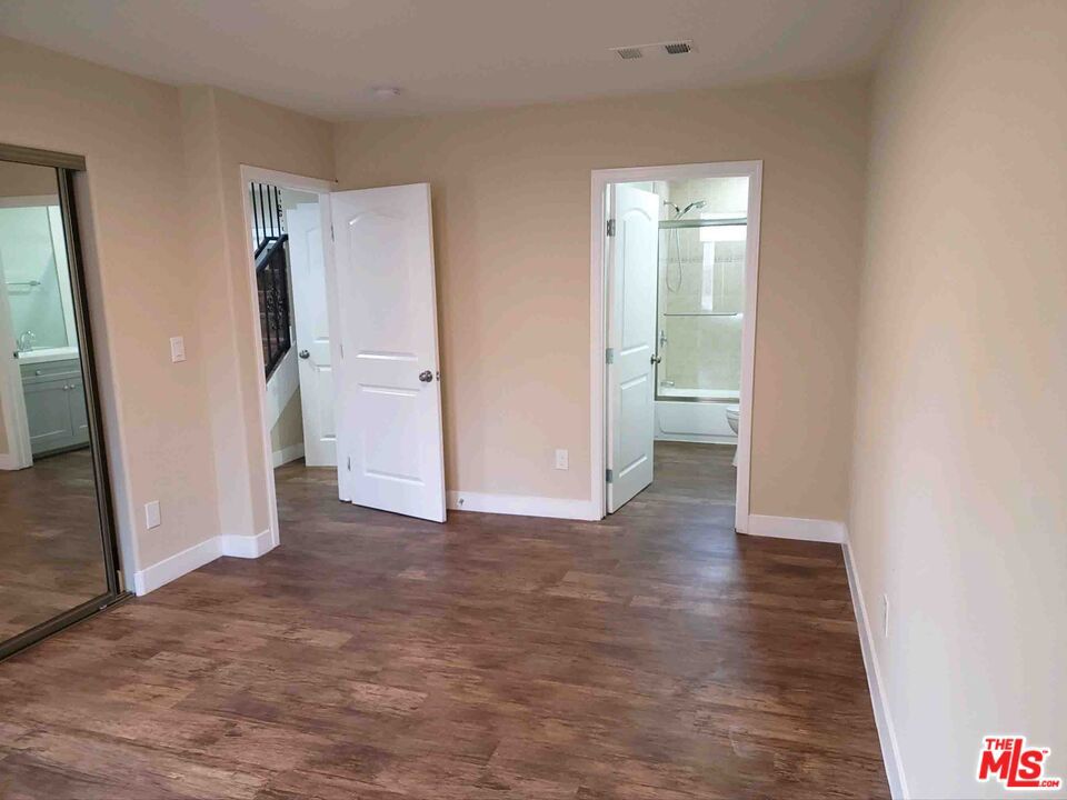 1334 W 62 Property Photo 12