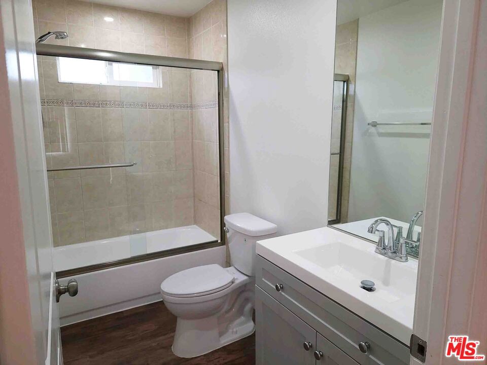 1334 W 62 Property Photo 17