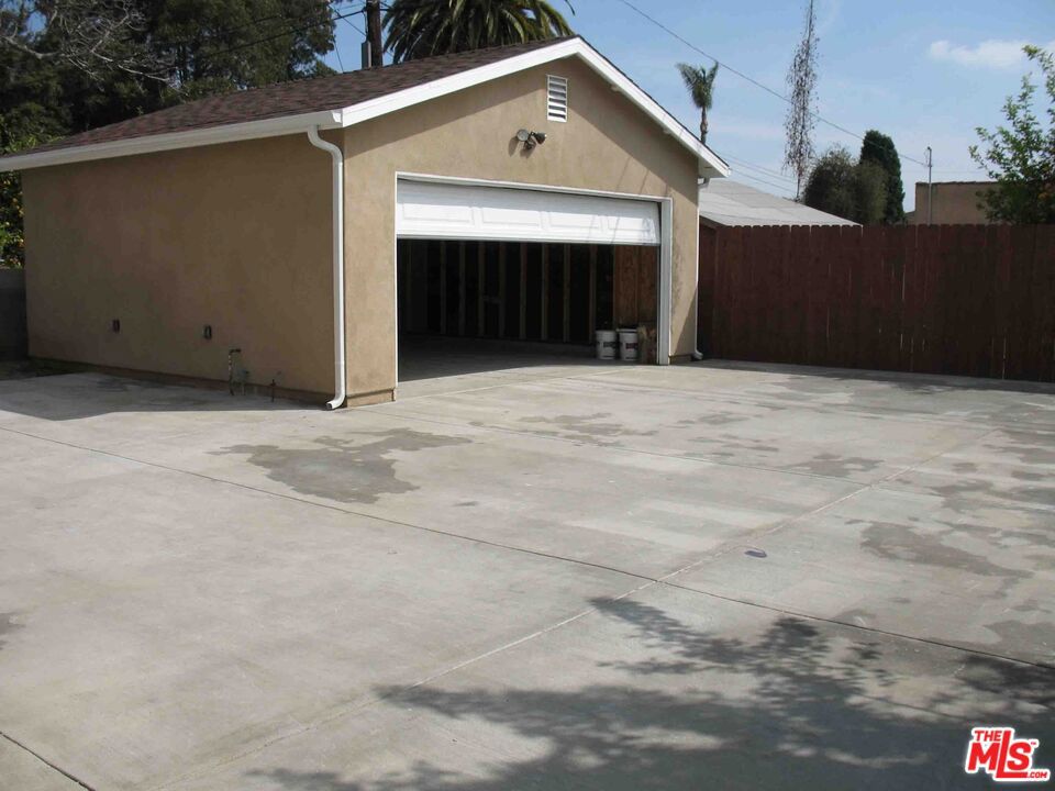 1334 W 62 Property Photo 22