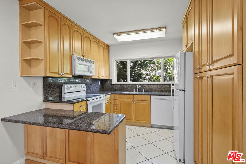 11120 Queensland Street B20 Property Photo 6