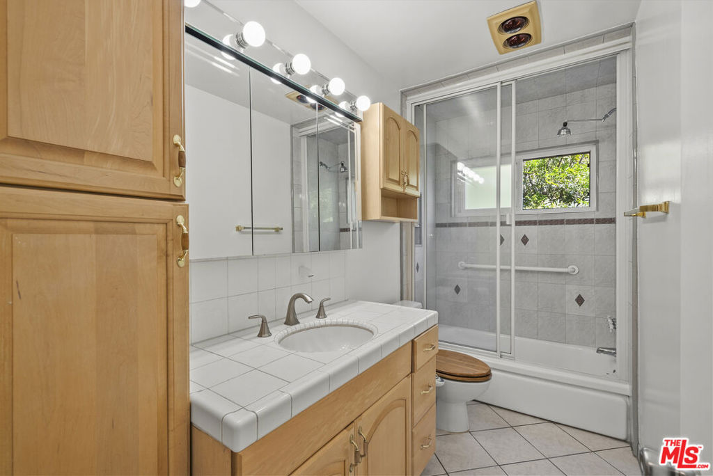 11120 Queensland Street B20 Property Photo 8